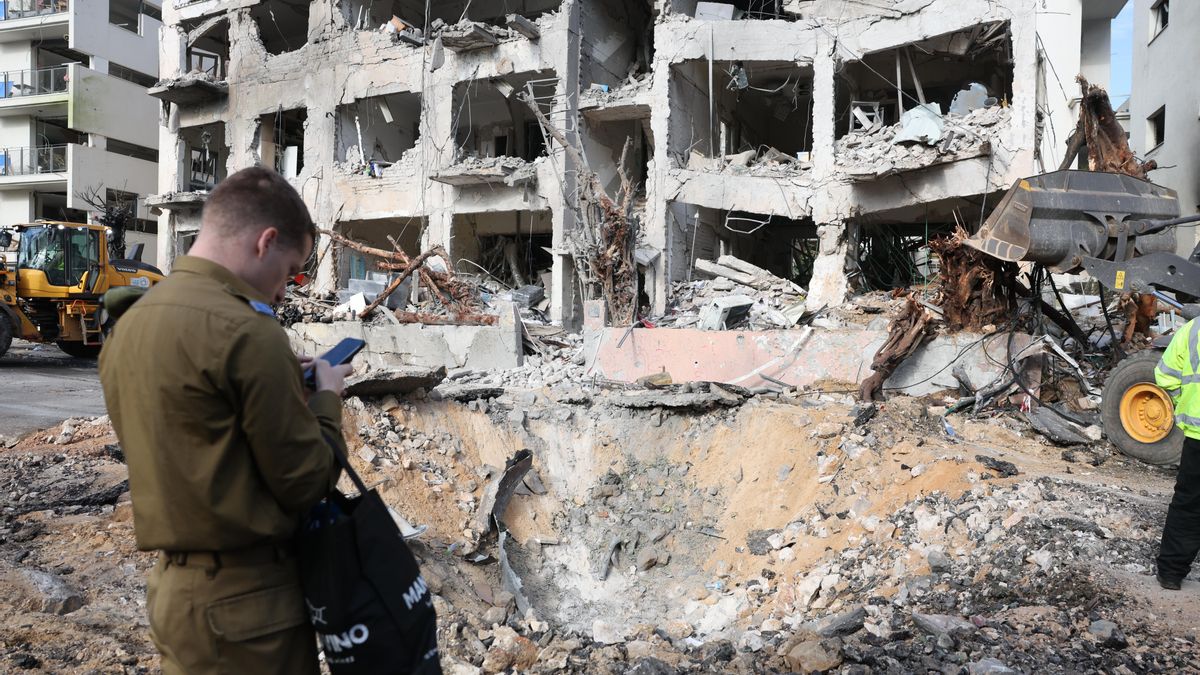 Personal de servicios de emergencia inspecciona los daños en el lugar de un edificio que fue alcanzado por un misil iraní en Tel Aviv, Israel, 1 de marzo de 2026. EFE/EPA/ABIR SULTAN
