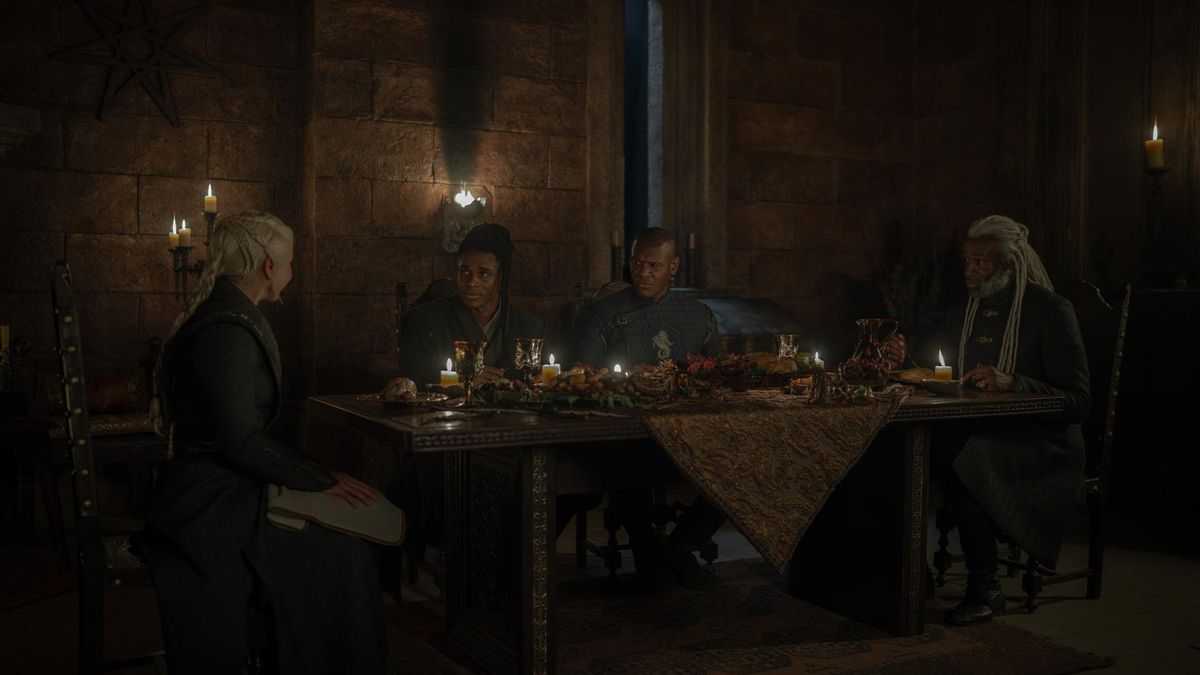 Corlys Velaryon y sus hijos Alyn y Addam cenan con la reina Rhaenyra