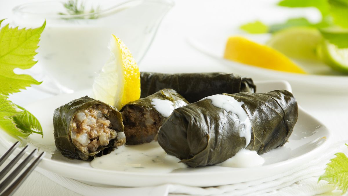 Así de fácil es hacer el plato turco que envuelve una hoja en arroz y carne