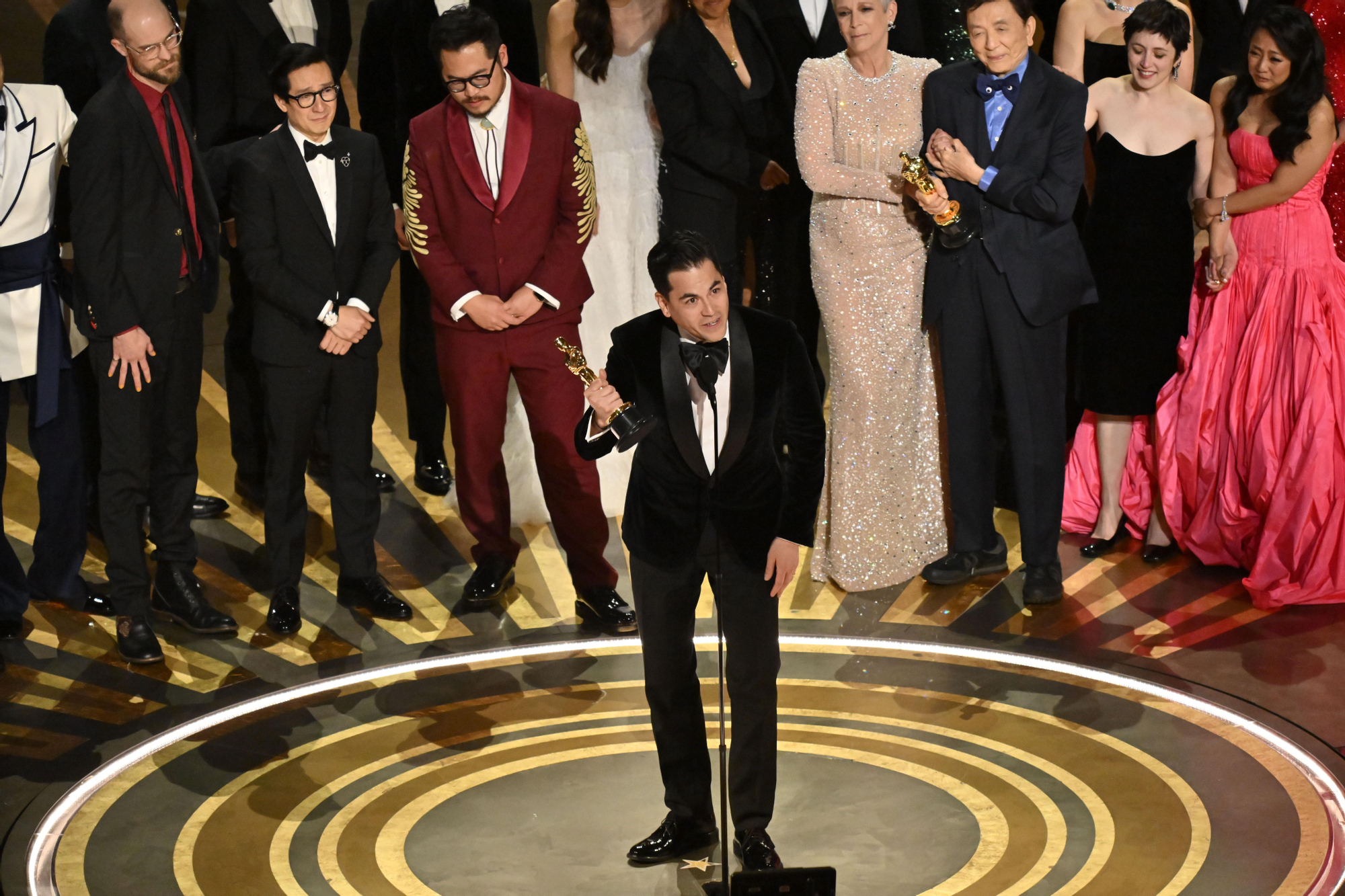 El equipo de 'Todo a la vez en todas partes', recogiendo el Oscar a Mejor película