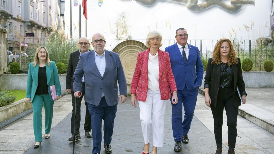 La consejera de Educación y Formación Profesional, Marina Lombó, presenta, los presupuestos de su departamento para 2023, acompañada de su equipo