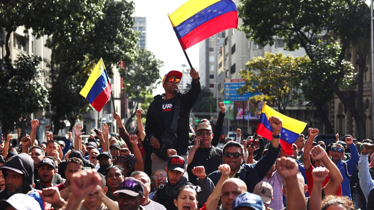 Simpatizantes del chavismo se manifiestan en las inmediaciones del Palacio de Miraflores, en Caracas, tras la intervención militar de EEUU el 3 de enero de 2026.