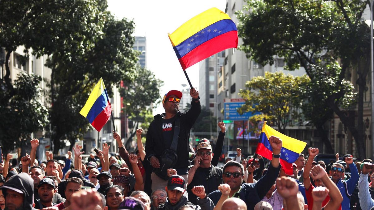 Simpatizantes del chavismo se manifiestan en las inmediaciones del Palacio de Miraflores, en Caracas, tras la intervención militar de EEUU el 3 de enero de 2026.