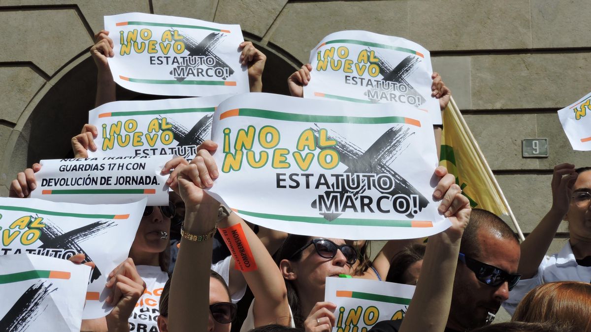 Imagen de la protesta convocada por los médicos en Santa Cruz de Tenerife en rechazo del Estatuto Marco de Sanidad.