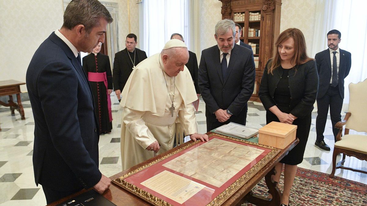 El vicepresidente de Canarias, Manuel Domínguez, el papa Francisco, el presidente de las Islas, Fernando Clavijo y la consejera de Presidencia, Seguridad y Administraciones Públicas, Nieves Lady Barreto