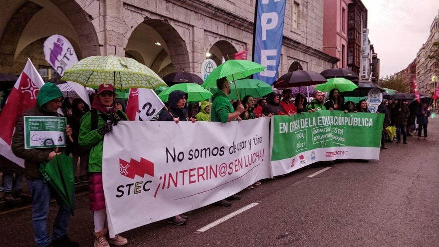 La Junta de Personal Docente se concentra frente al Parlamento de Cantabria.