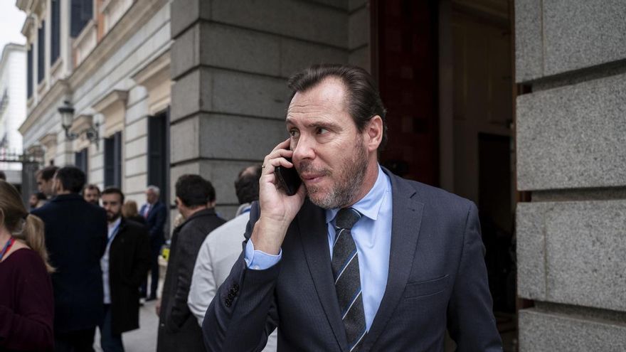 El ministro de Transportes Óscar Puente habla por su teléfono móvil a las puertas del Congreso.