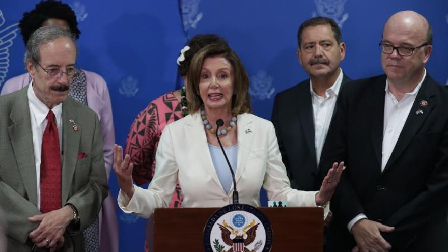 La presidenta de la Cámara de Representantes del Congreso de los Estados Unidos, Nancy Pelosi (c), junto a una delegación de Congresistas de Estados Unidos, participa en una conferencia de prensa tras conocer los programas que se implementan en el país para detener la migración ilegal este viernes, en San Salvador (El Salvador).