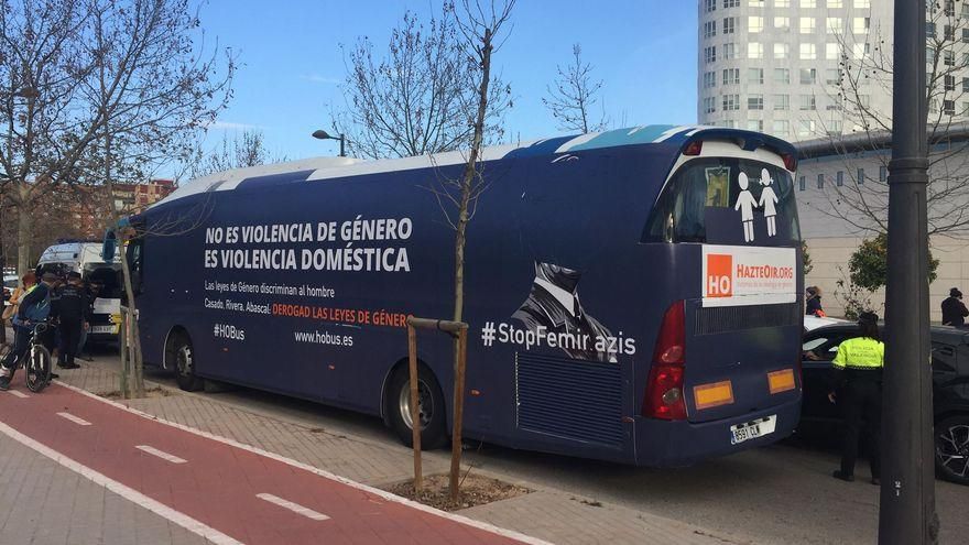 La Fiscalía rebaja la acusación a los tres activistas que pararon en València el bus machista de HazteOír a un delito leve de daños