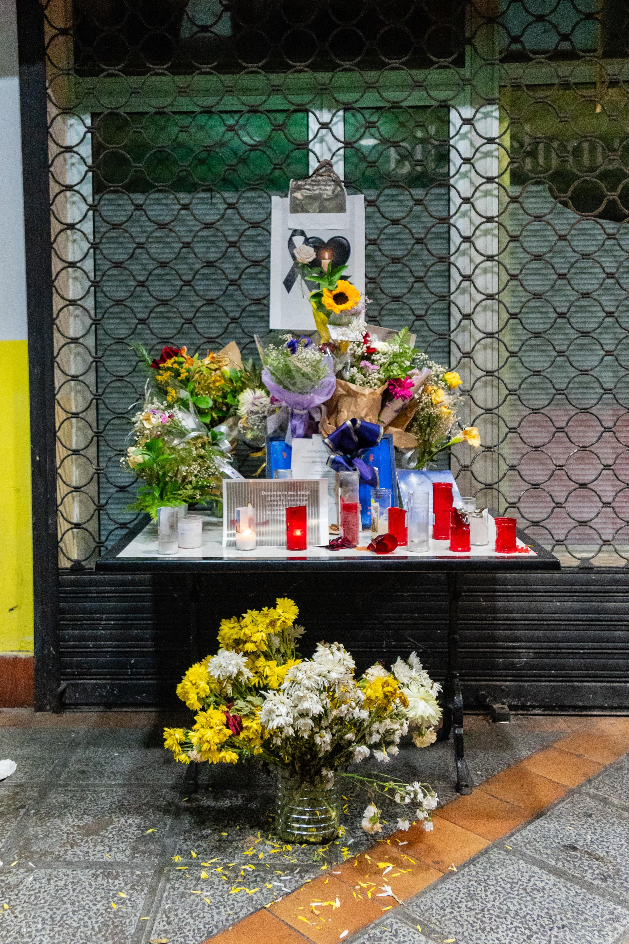 Altar en memoria de Vicente Reyes frente al Zumilandia.