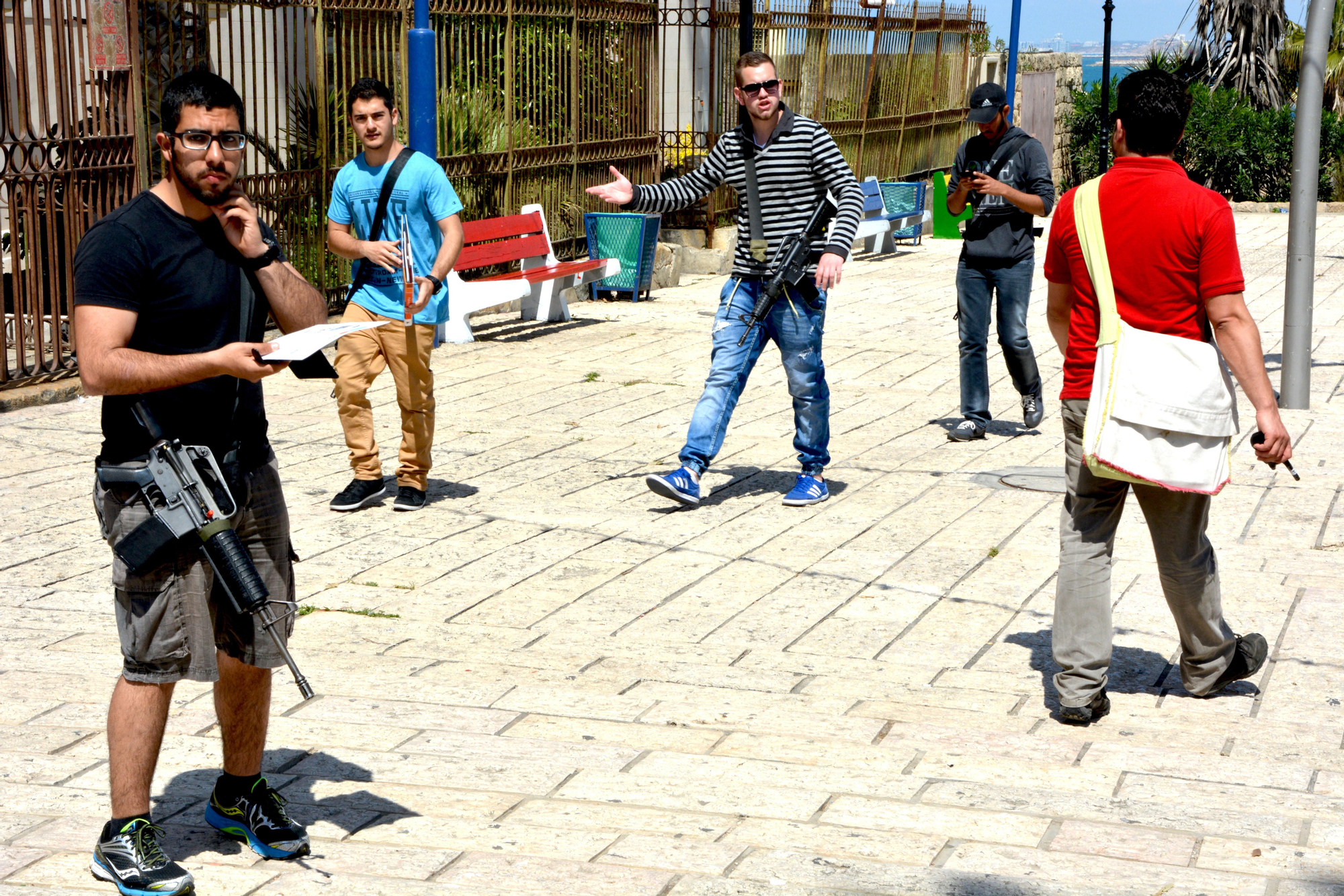 Los jóvenes que están de servicio militar no dejan su arma ni en los días de permiso. Tel Aviv / SNM