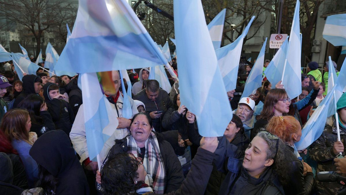 El festejo peronista, este domingo, fuerza del búnker de Fuerza Patria.