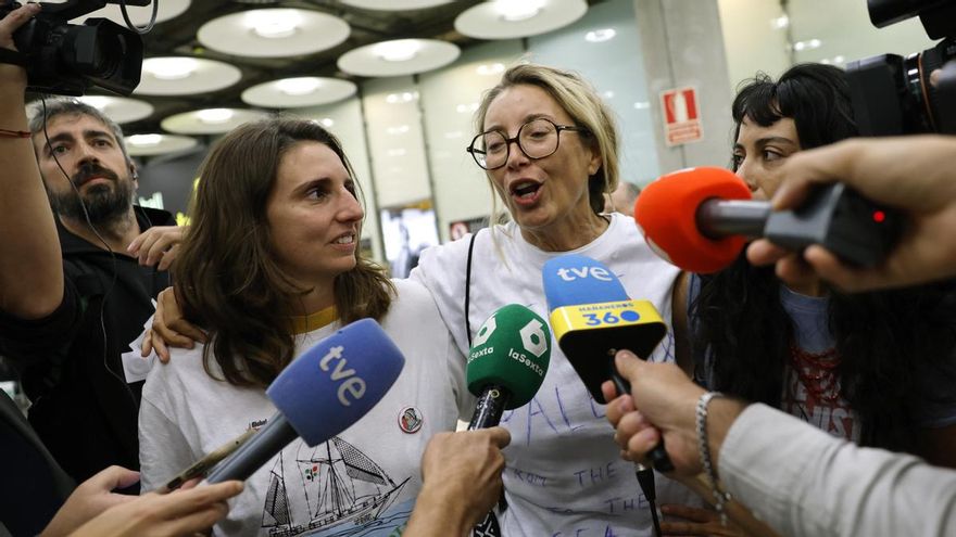 La activista mallorquina miembro de la Flotilla Global Sumud Reyes Rigo atiende a la prensa a su llegada al aeropuerto Adolfo Suárez Madrid-Barajas este lunes.