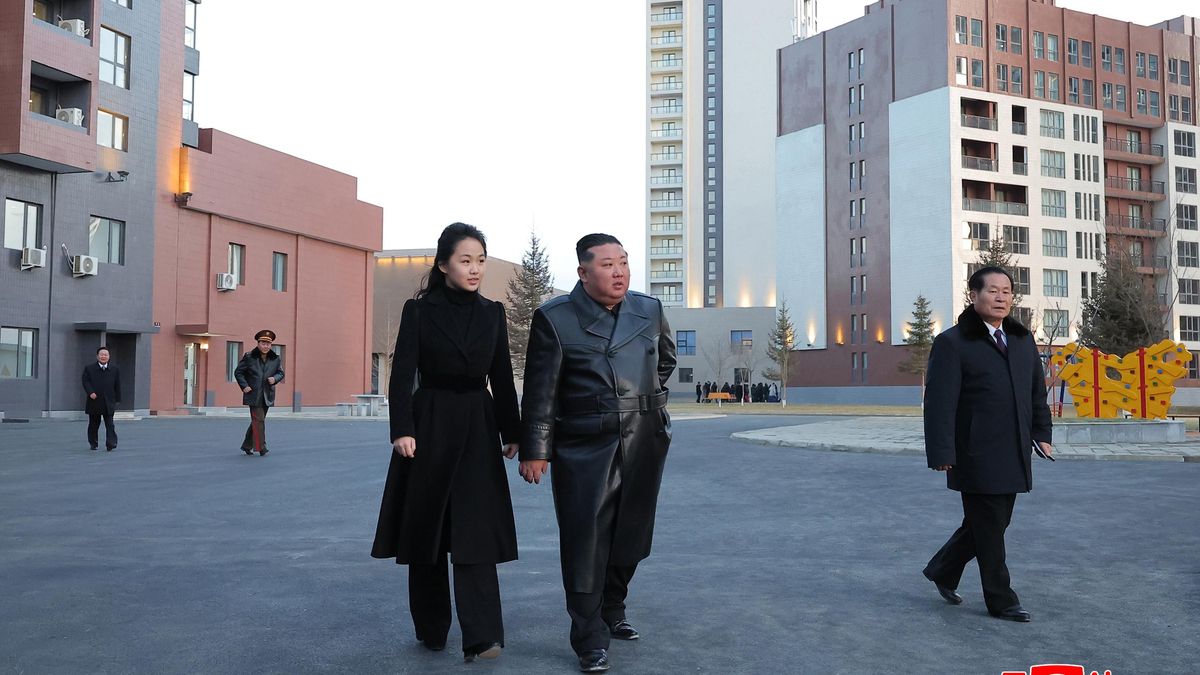 Kim Jong Un y su hija, Kim Ju Ae recorriendo la calle Saeppyol, un nuevo barrio residencial dedicado a las familias de los soldados caídos en Pyongyang, Corea del Norte.