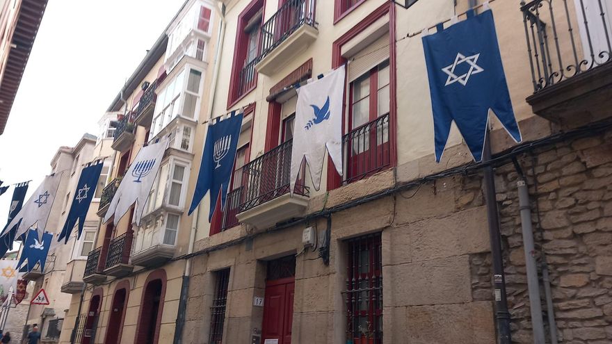 Vitoria retira "símbolos del Estado de Israel" de un mercado medieval tras las quejas vecinales