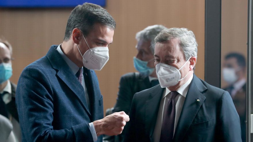 El presidente del Gobierno, Pedro Sánchez, y el primer ministro italiano, Mario Draghi, el 24 de mayo en Bruselas.