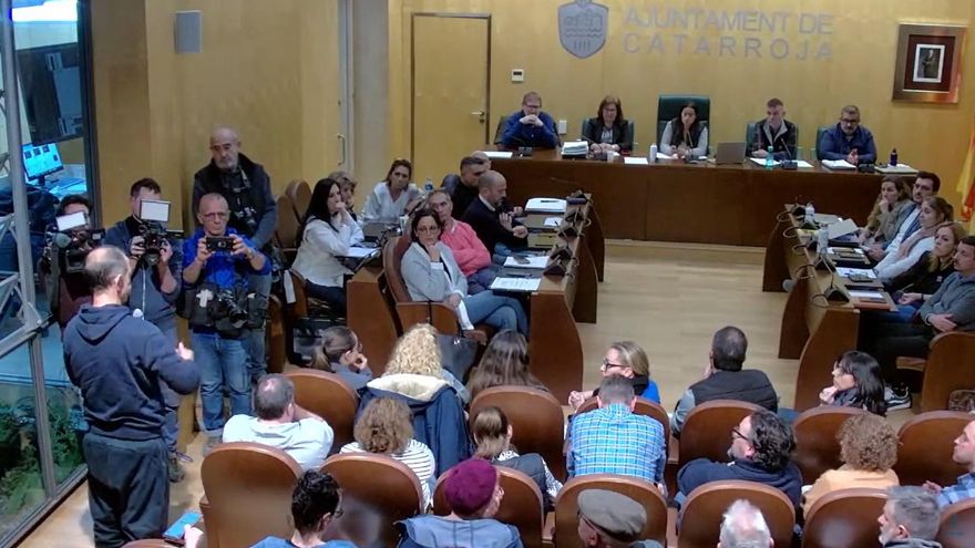 Vecinos de Catarroja claman en el pleno contra la gestión de la DANA: "Vengo a recriminaros la muerte de mi madre"