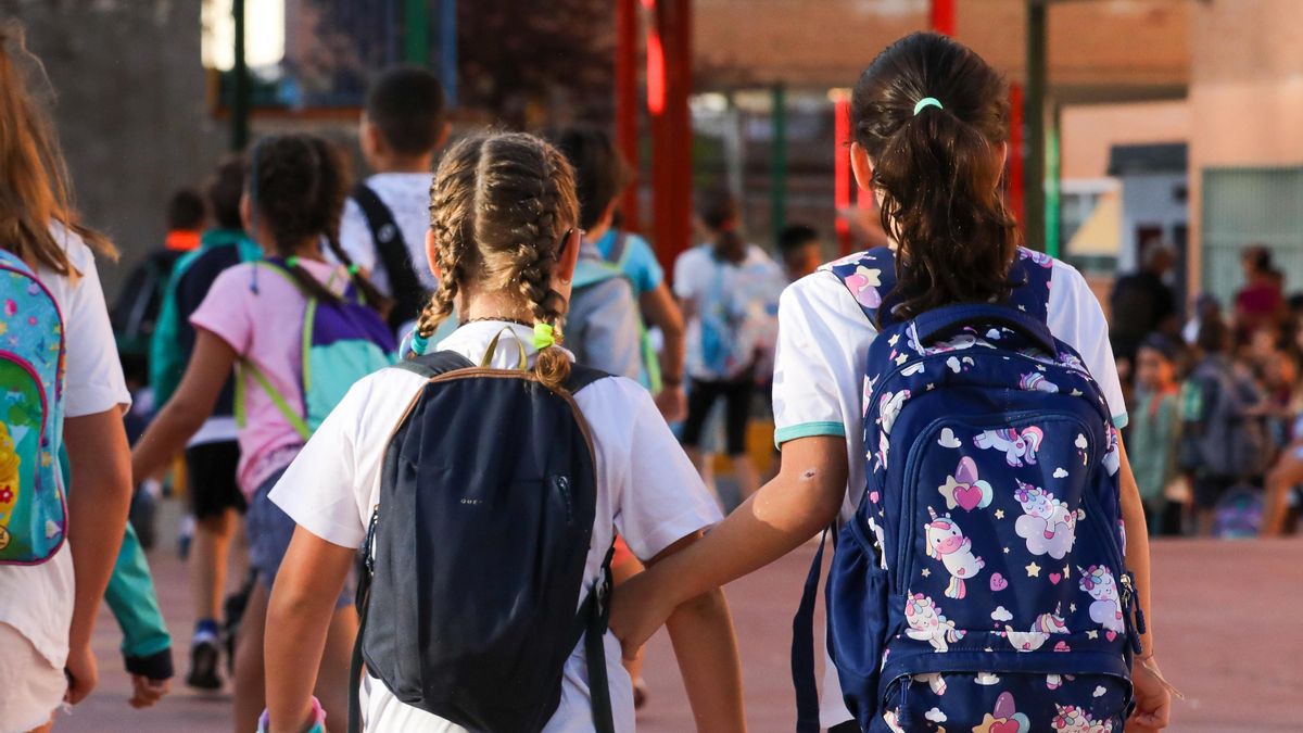 Niñas a su llegada al colegio durante el primer día de comienzo del curso escolar