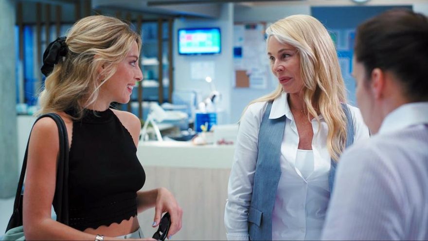 La escena de Belén Rueda y su hija Belén Écija en 'Madres', con confusión incluida: "¡Pero si sois iguales!"