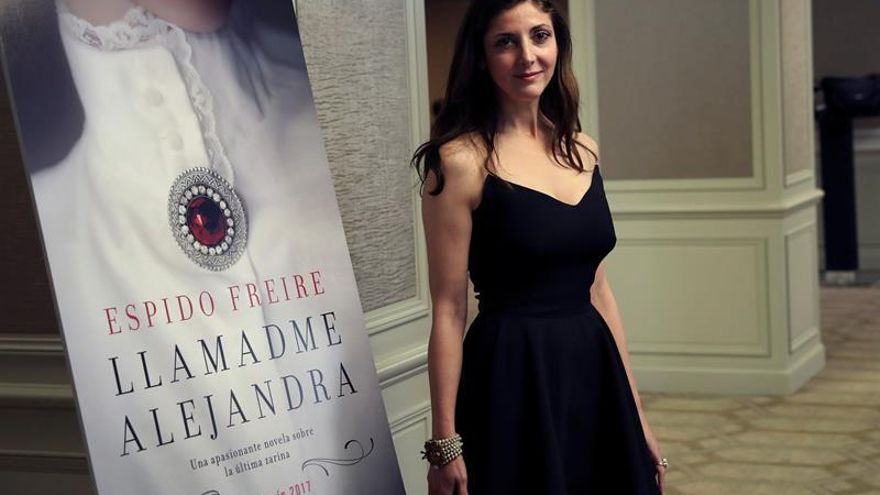 Espido Freire defiende que hay vida para el escritor fuera de la literatura