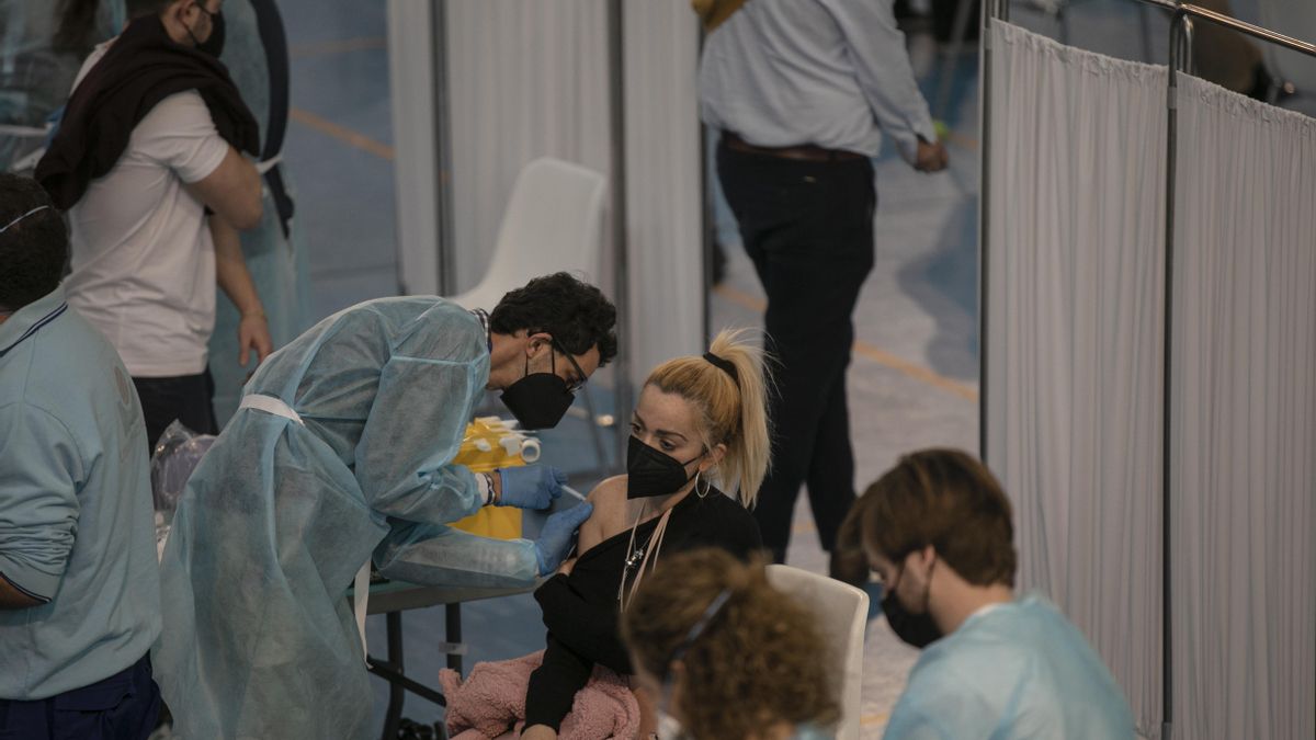 Profesionales de Educación reciben la primera dosis de la vacuna AstraZeneca en las instalaciones del SADUS en Los Bermejales. En Sevilla, (Andalucía, España), a 25 de febrero de 2021.