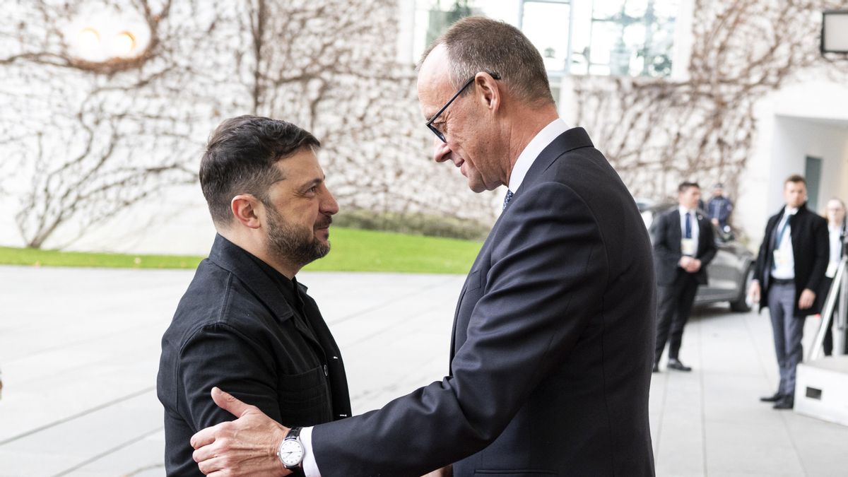 Una foto de mano proporcionada por la oficina de prensa del gobierno alemán muestra al canciller alemán Friedrich Merz (D) recibiendo al presidente ucraniano Volodymyr Zelensky, en la Cancillería para conversaciones, en Berlín, Alemania, 14 de diciembre de 2025. Berlín albergará delegaciones estadounidenses y ucranianas durante el fin de semana para conversaciones sobre un plan de paz propuesto, incluyendo un posible alto al fuego en Ucrania. Las discusiones serán seguidas por una cumbre en Berlín con líderes europeos y el presidente Volodymyr Zelensky. (Alemania, Ucrania) EFE/EPA/Guido Bergmann / Oficina de prensa del gobierno alemán USO EDITORIAL SOLO / SIN VENTAS
