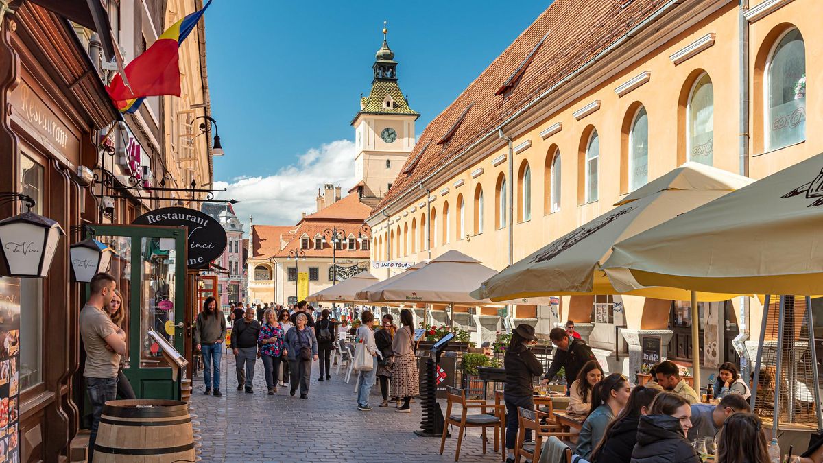Calle del centro histórico de Brasov.