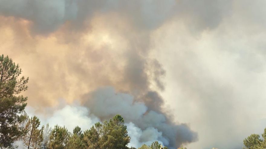 Este viernes, a mediodía, se procede a la evacuación de los 80 vecinos de Ovejuela, alquería de Las Hurdes, en la provincia de Cáceres.