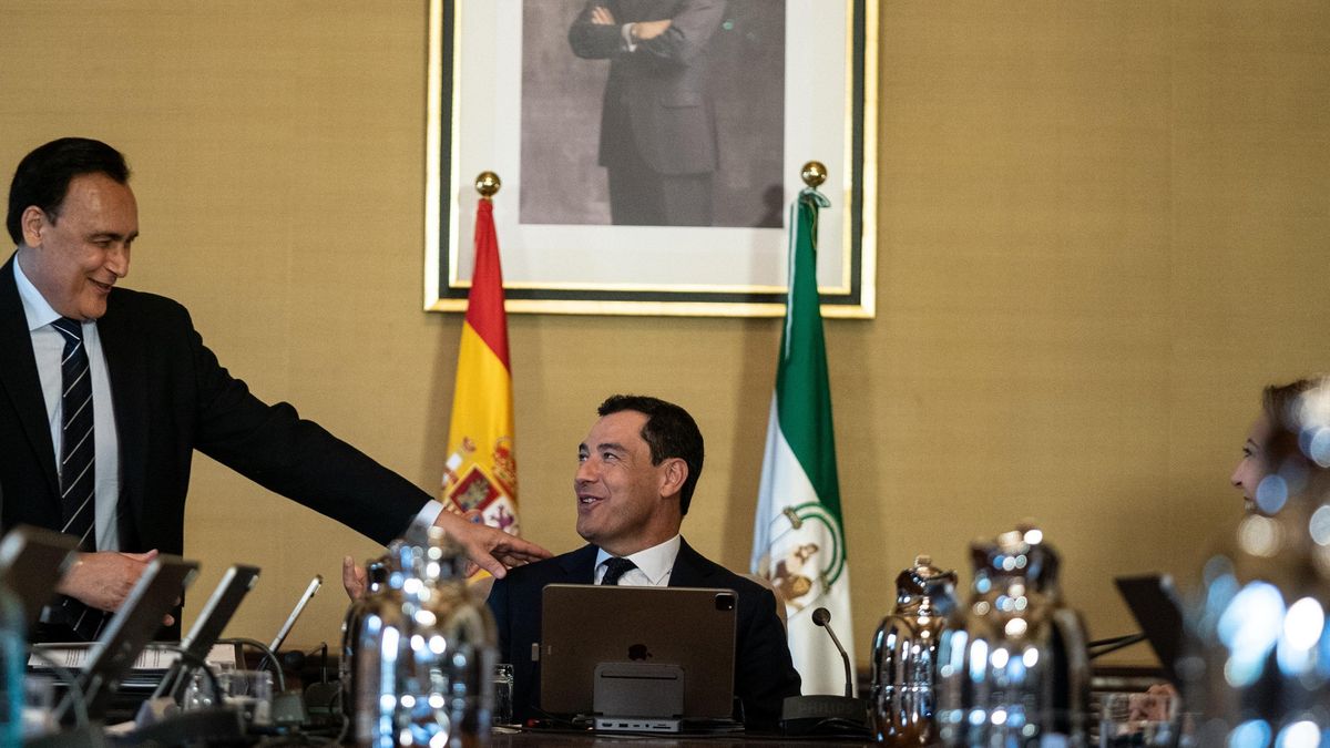 El consejero de Universidad, José Carlos Gómez Villamandos, junto el presidente de la Junta, Juanma Moreno, en una reunión del Consejo de Gobierno andaluz