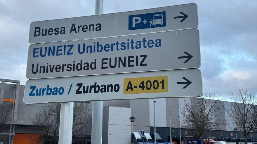 Señales que indican la dirección del Fernando Buesa Arena y de la Universidad privada Euneiz