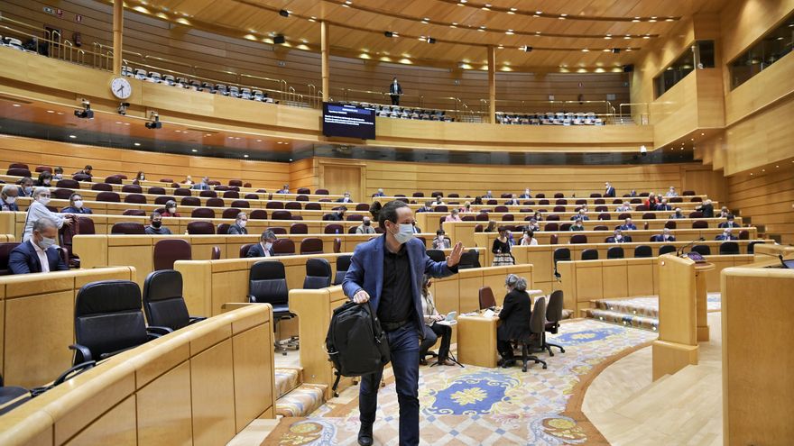 El vicepresidente segundo del Gobierno, Pablo Iglesias, se despide tras su última intervención en el Senado antes de cesar para ser candidato de Unidas Podemos en Madrid.