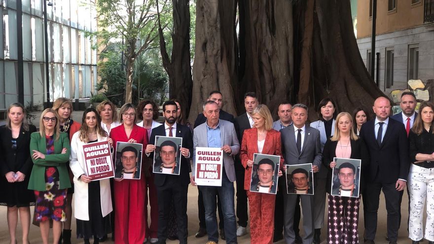 PSPV y Compromís homenajean a Guillem Agulló tras el veto de la ultraderecha en las Corts Valencianes