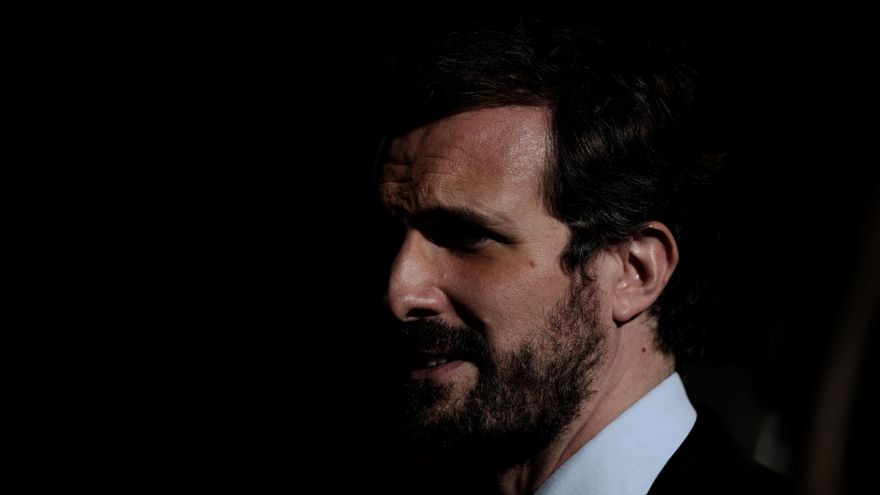 El líder del PP, Pablo Casado, tras una sesión plenaria en el Congreso de los Diputados, a 28 de diciembre de 2021, en Madrid, (España). La Cámara Baja acoge hoy el último pleno de 2022 en el que se abordan los Presupuestos Generales del Estado (PGE) de 2022, tras la votación del Senado a favor de incluir una enmienda. Las cuentas públicas serán definitivamente aprobadas hoy para su entrada en vigor leer más el próximo 1 de enero.
