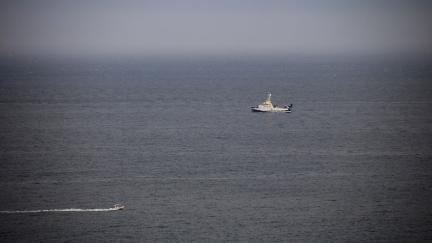 Una lancha de la Guardia Civil se acerca al buque Ángeles Alvariño (d), que halló el cuerpo de Olivia. EFE/ Cristina Magdaleno