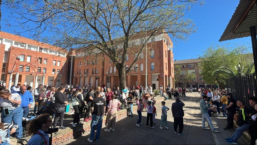 Público esperando la salida de La Piedad en Las Palmeras.