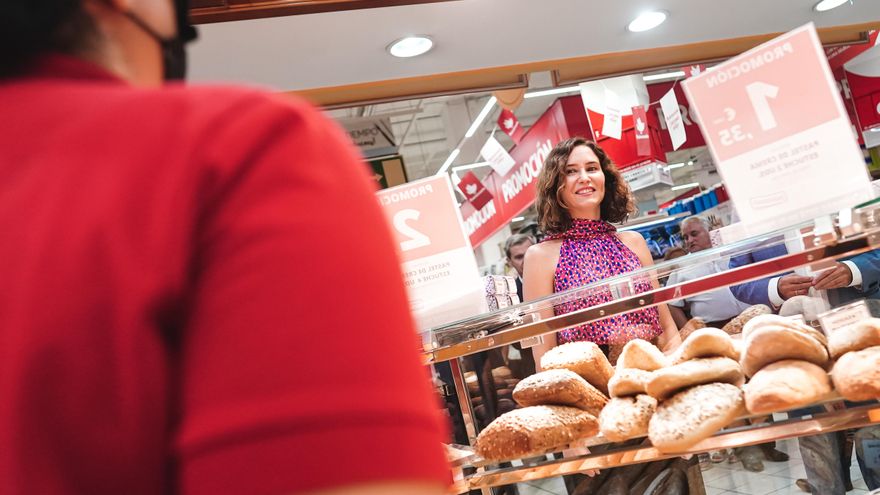 La presidenta de la Comunidad de Madrid, Isabel Díaz Ayuso, participa en el 40 aniversario del primer hípermercado AlCampo en Madrid