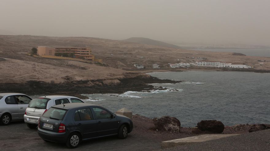 Calima sobre Albergue de Arinaga y Playa del Cabrón desde Faro de Arinaga