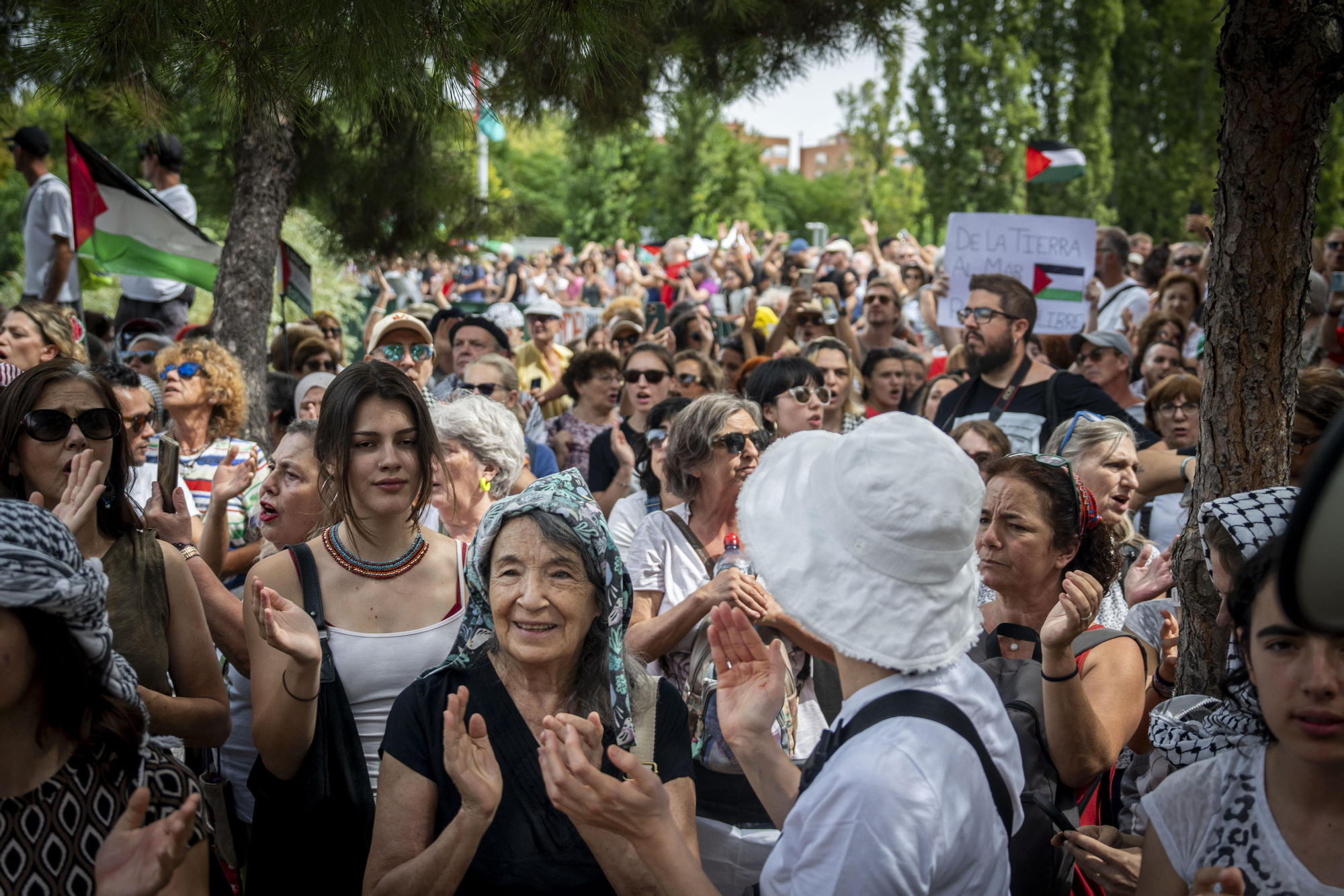 Cientos de personas llenan las orillas de Madrid Río en solidaridad con Gaza y para apoyar a la Global Sumud Flotilla