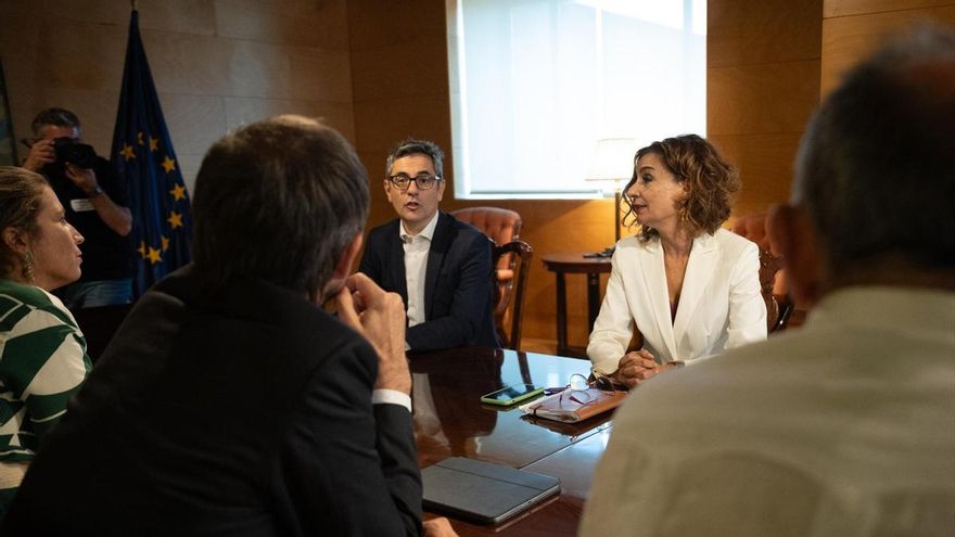 El ministro de la Presidencia,  Félix Bolaños y la vicepresidenta primera y ministra de Hacienda, María Jesús Montero, durante una reunión con Sumar en el Congreso de los Diputados, este miñercoles