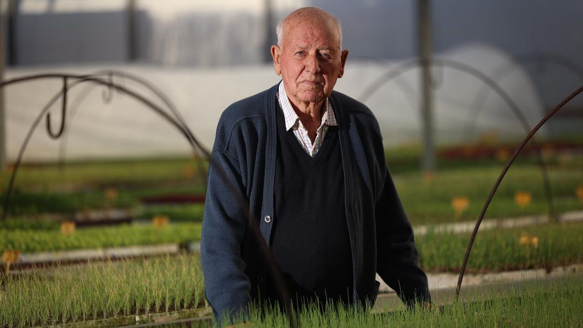 El agricultor posa para elDiario.es en el invernadero de su explotación de plantas.