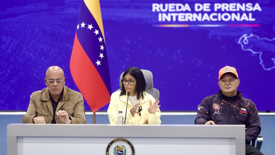 La presidenta encargada de Venezuela, Delcy Rodríguez (c), habla durante una rueda de prensa junto al presidente de la Asamblea Nacional (AN), Jorge Rodríguez (i), y el ministro del Interior, Diosdado Cabello, este jueves, donde dijo que es "miserable" que se niegue el despliegue de la fuerza pública para atender las consecuencias de los terremotos de magnitud 7,2 y 7,5 que afectaron la zona norte del país suramericano, en Caracas (Venezuela). EFE/ Iván Cárdenas