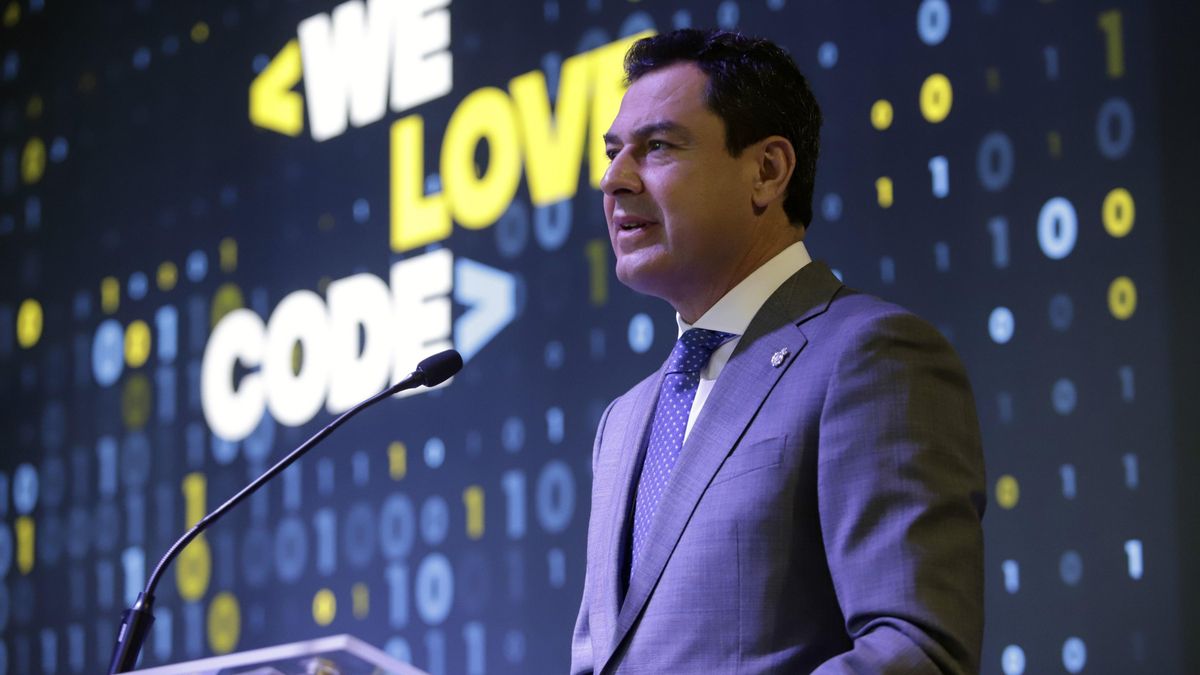 El presidente de la Junta, Juanma Moreno, en el acto donde se ha inaugurado 42 Málaga, el campus de programación de la empresa de telefonía ubicada en el edificio de Tabacalera a 18 de abril de 2022 en Málaga, Andalucía.