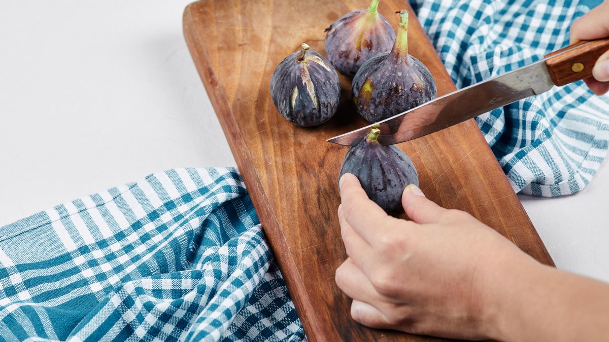 Cortando higos para la receta