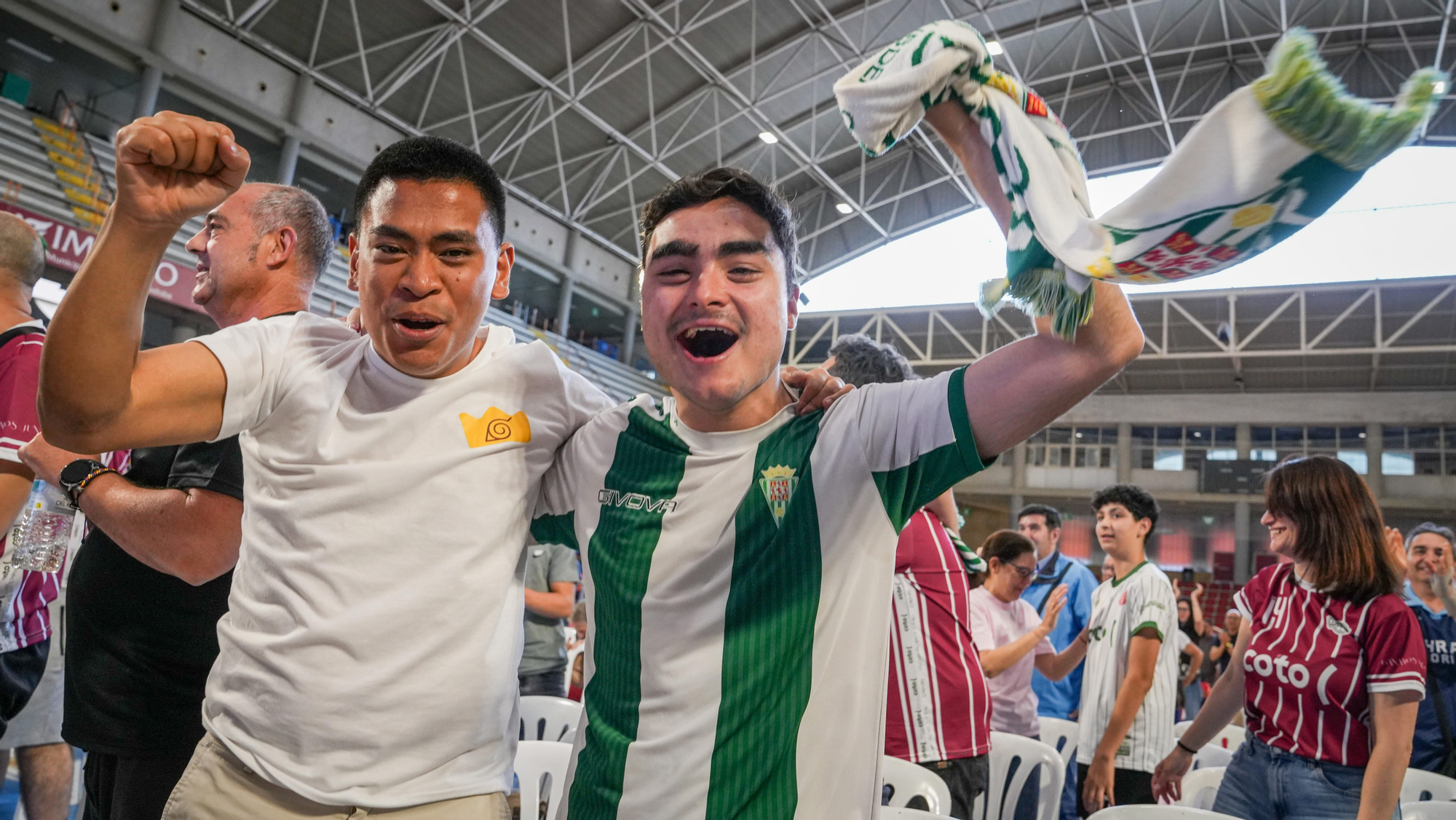 Aficionados del Coto Córdoba celebran frente a la pantalla gigante el ascenso de categoría