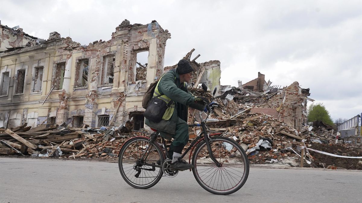 A local Ukrainian man ride bicycle in front of a destroyed shelling building in Kharkiv, Ukraine, 24 April 2022, amid Russian invasion.