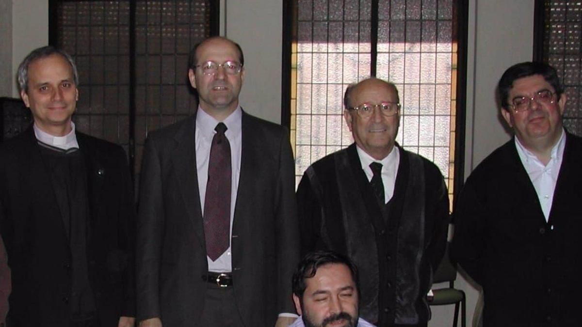 Prevost (a la izquierda)con tres directores del Colegio San Agustín cuando era general de la orden, en en 2005 en Zaragoza. -