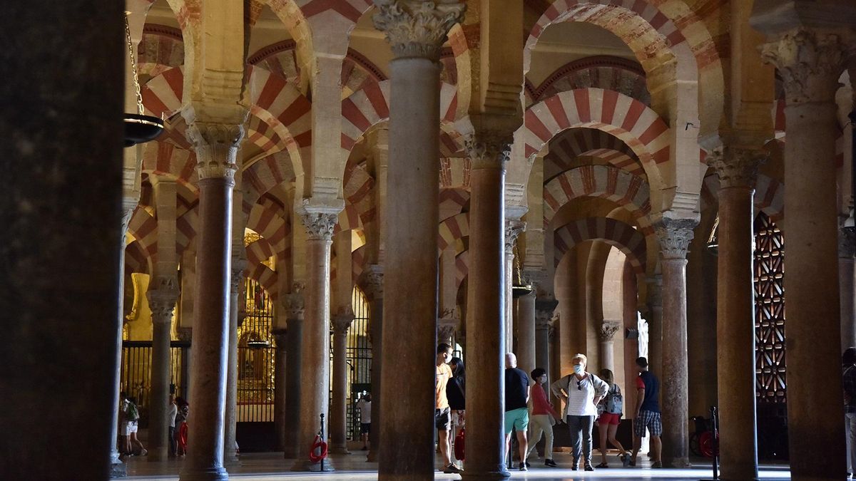 Archivo - Turistas en el interior de la Mezquita-Catedral de Córdoba en foto de archivo.