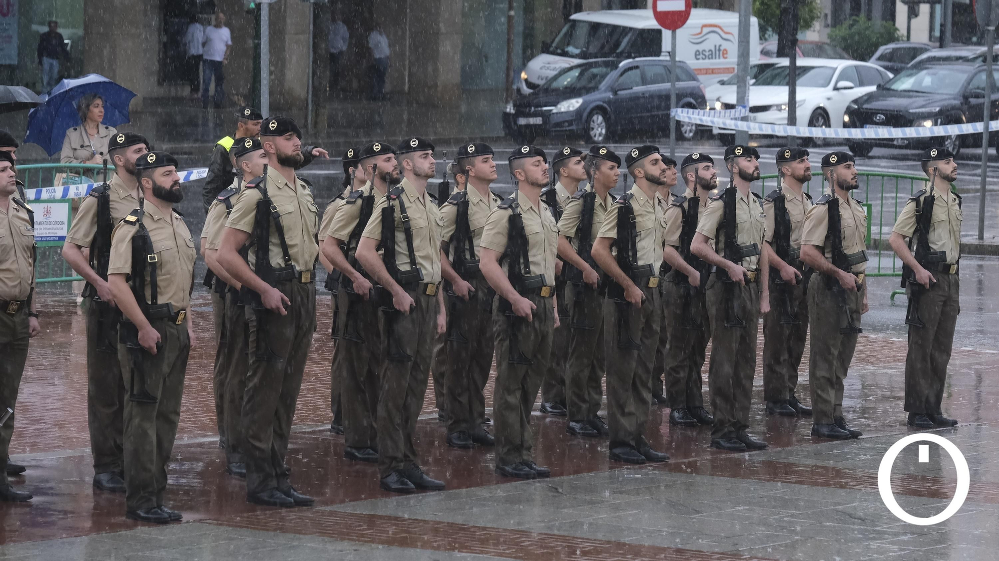 Izado de la bandera de España en la Plaza de España