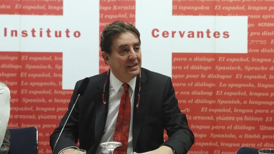 El director del Cervantes escucha en Rabat las cuitas del hispanismo marroquí