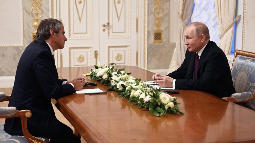 El presidente ruso, Vladímir Putin (der), y el director general de la Agencia Internacional de Energía Atómica (OIEA), Rafael Grossi, se reúnen en San Petersburgo (Rusia) este martes. EFE/EPA/PAVEL BEDNYAKOV / KREMLIN POOL / SPUTNIK / POOL